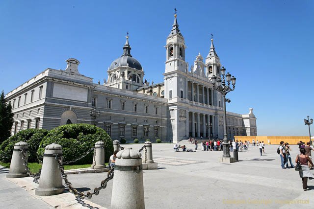 Fachada de la catedral de la Almudena de Madrid.