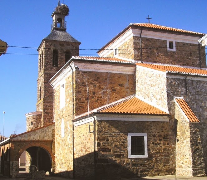 Exterior de la iglesia parroquial de San Julián de Villamor de Órbigo, fábrica de piedra con campanario de espadaña.