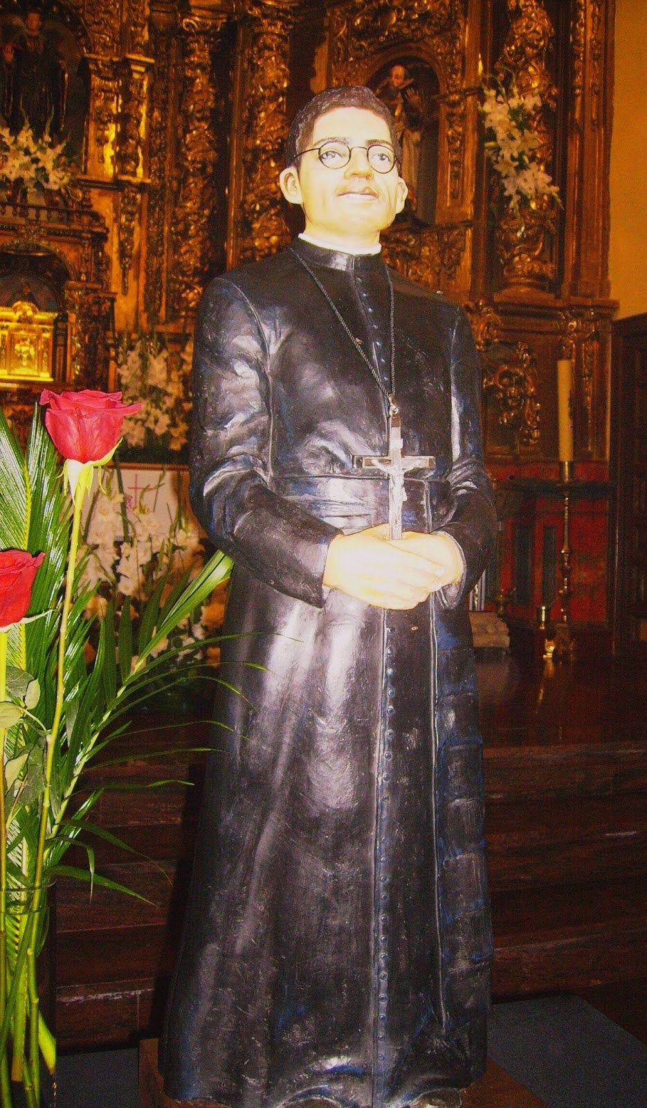 Talla policromada del beato Cecilio Vega Domínguez con hábito oblato y palma del martirio, en la nave central de la iglesia de Villamor de Órbigo.
